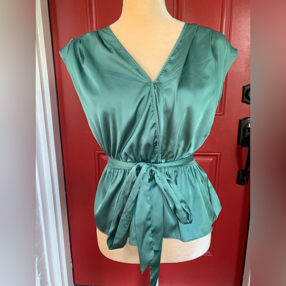 New York and Company Cap Sleeve Tie-Waist blouse - Picture 1 of 5